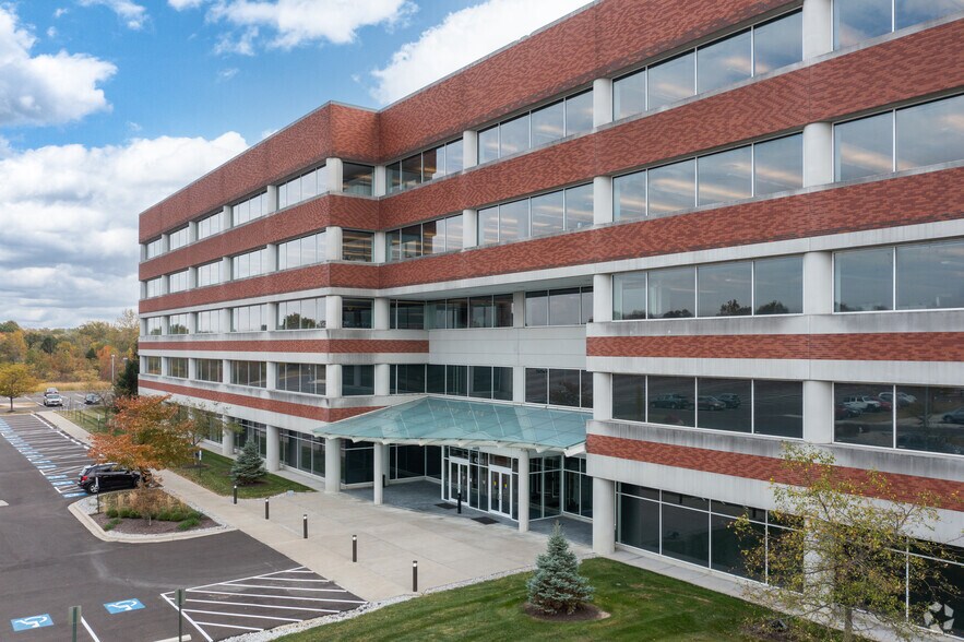 4241 Irwin Simpson Rd, Mason, OH à louer - Photo de l’immeuble – Image 3 sur 4