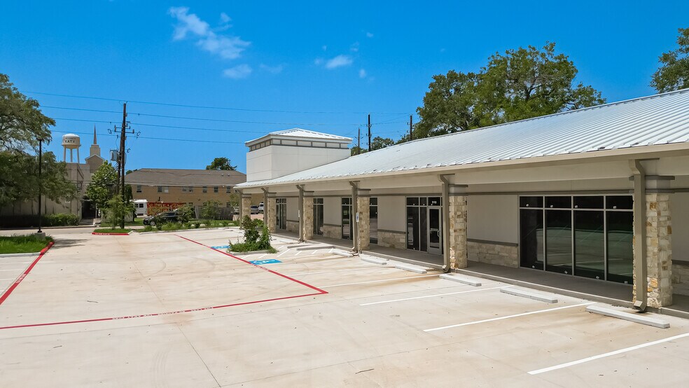910 East Ave, Katy, TX à louer - Photo de l’immeuble – Image 2 sur 46