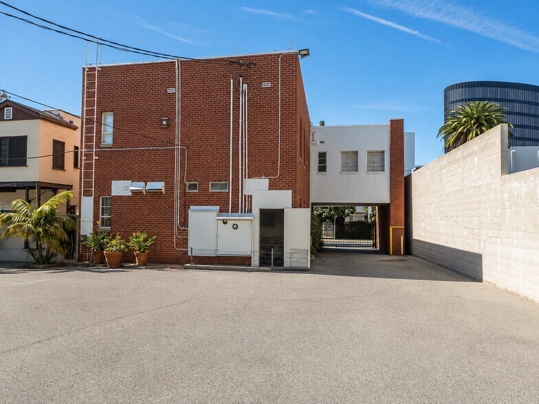 212 S Gale Dr, Beverly Hills, CA à louer - Photo de l’immeuble – Image 3 sur 6