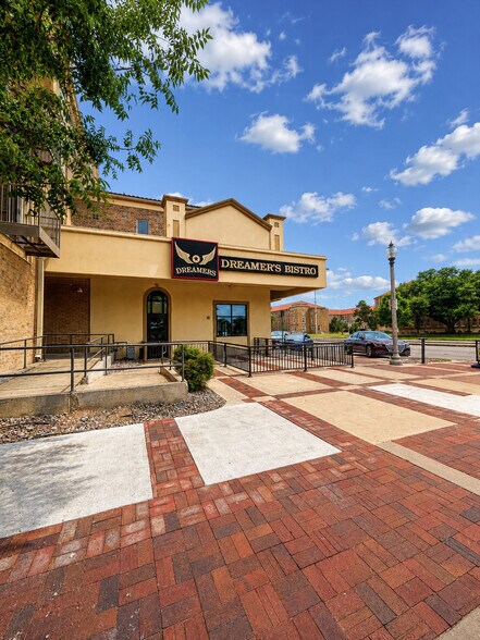 1001 University Ave, Lubbock, TX à louer - Photo de l’immeuble – Image 2 sur 39