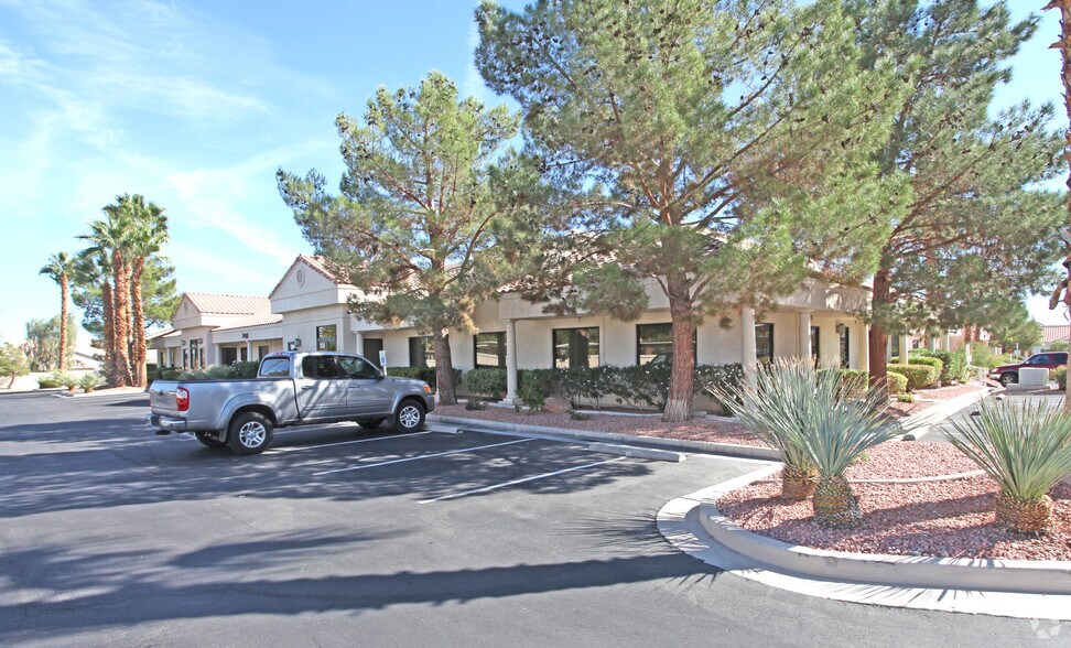 7448 W Sahara Ave, Las Vegas, NV à louer - Photo de l’immeuble – Image 2 sur 4