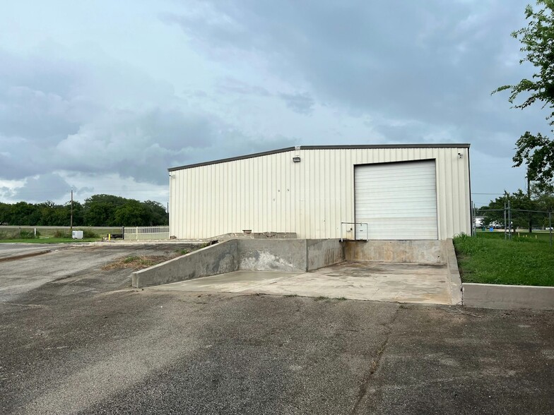 1974 US Hwy 90, Seguin, TX à louer - Photo de l’immeuble – Image 3 sur 12