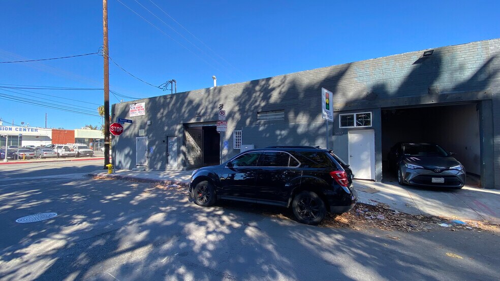 14859 Bessemer St, Van Nuys, CA à louer - Photo de l’immeuble – Image 2 sur 9