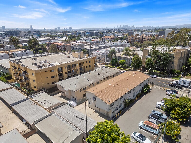 1254 N Orange Dr, Los Angeles, CA à vendre - Photo de l’immeuble – Image 3 sur 10