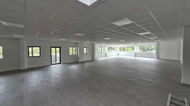 Local d’activités dans Venelles à louer - Photo de l’immeuble – Image 3 sur 11