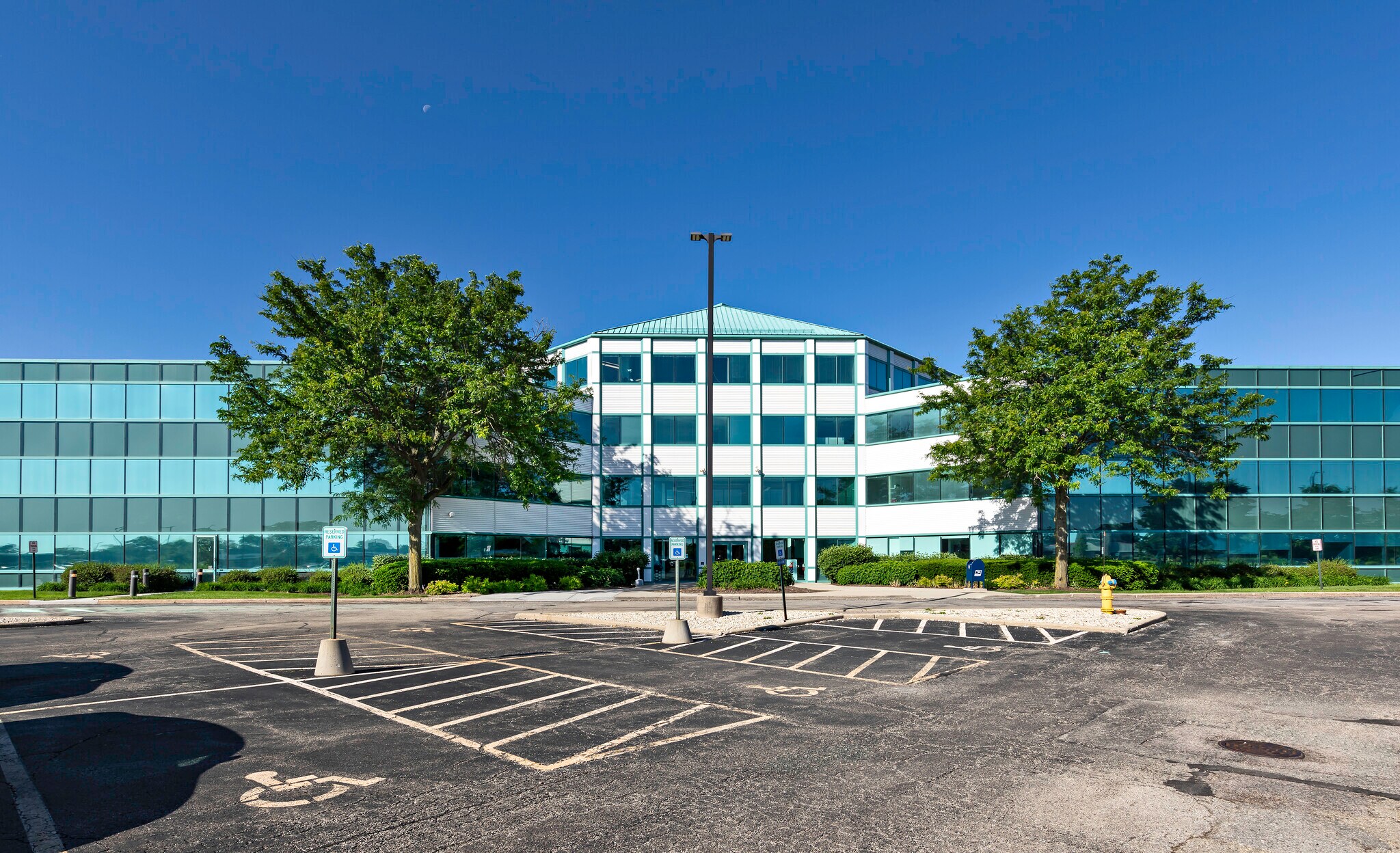 175 E Hawthorn Pky, Vernon Hills, IL à louer Photo principale– Image 1 sur 9