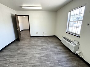 2045 E Ashlan Ave, Fresno, CA à louer Photo de l’immeuble– Image 1 sur 2