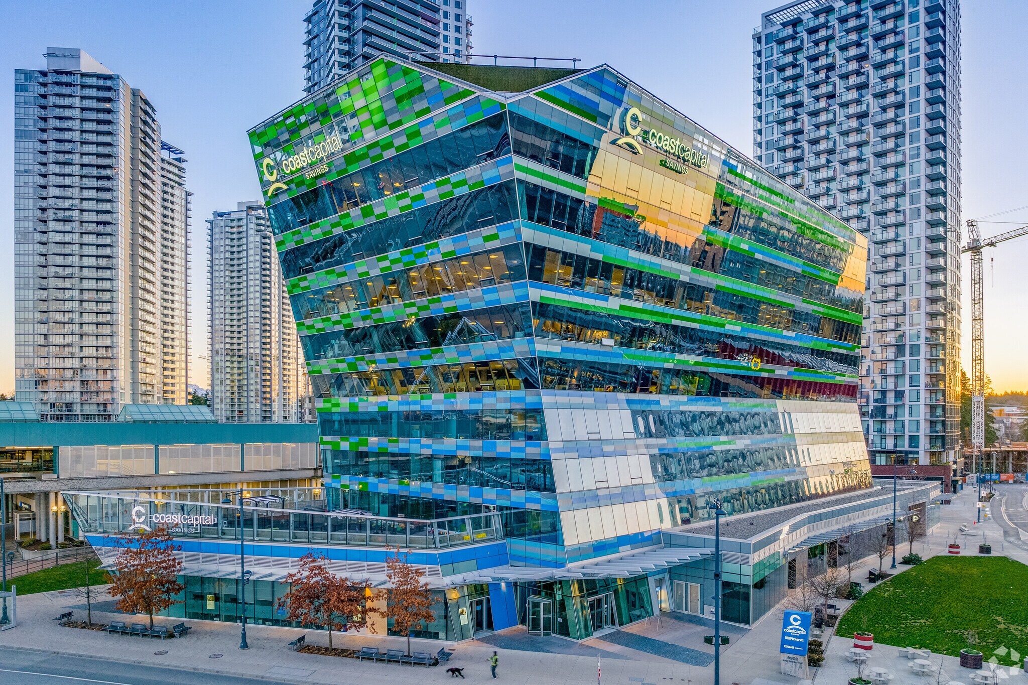 9900 King George Blvd, Surrey, BC à louer Photo principale– Image 1 sur 11