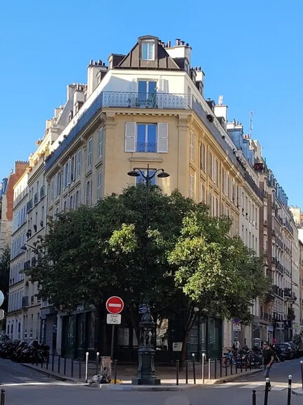 25 Rue Sainte-Isaure, Paris à louer - Photo de l’immeuble – Image 1 sur 16