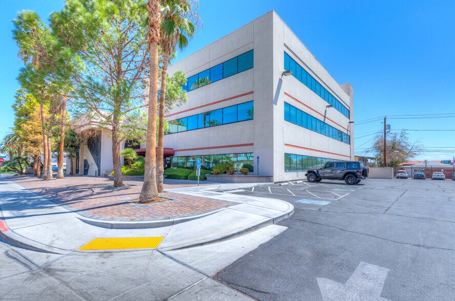 1100 E Bridger Ave, Las Vegas, NV à louer - Photo de l’immeuble – Image 2 sur 8