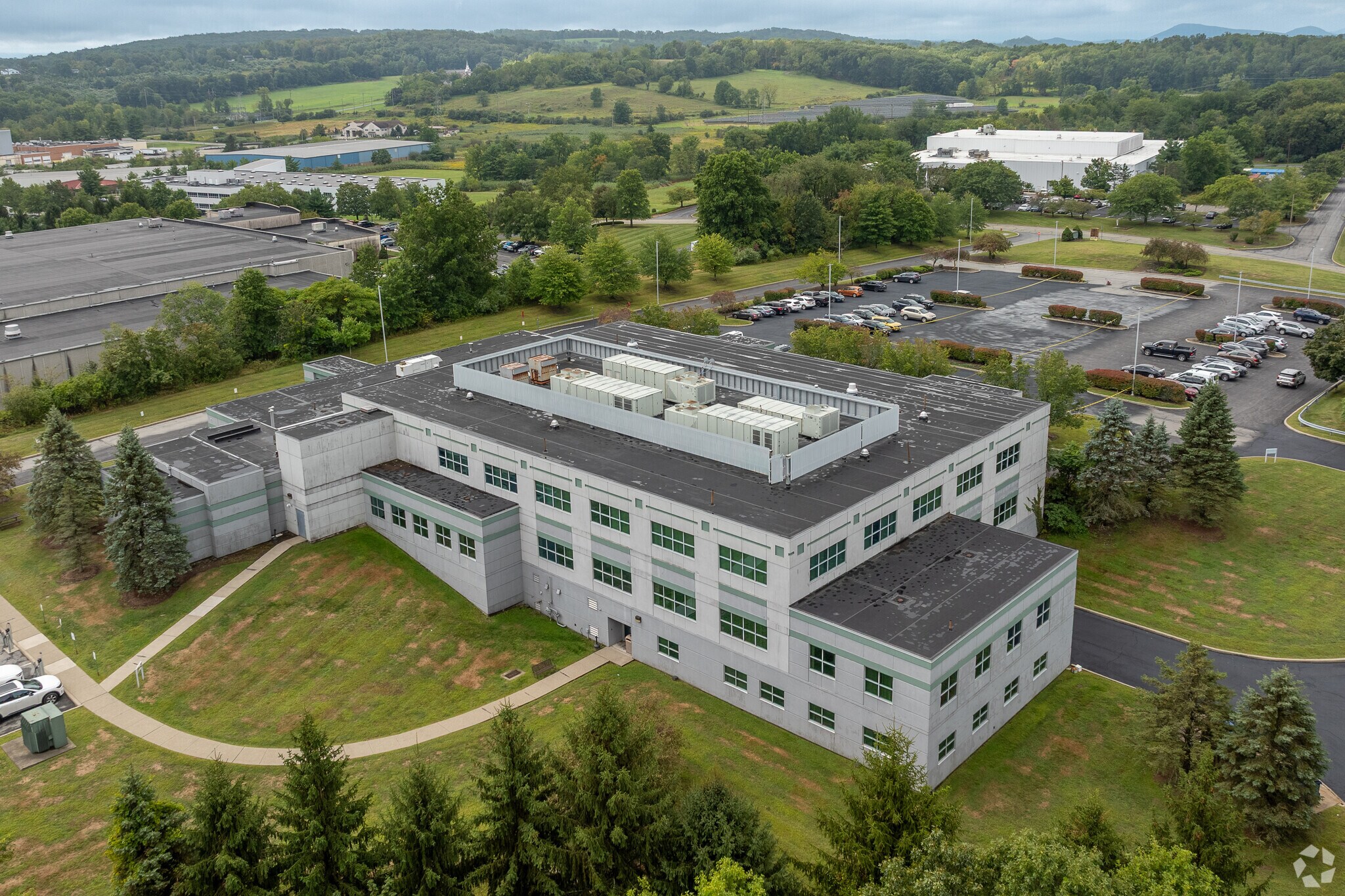 70 Hatfield Ln, Goshen, NY à louer Photo de l’immeuble– Image 1 sur 18