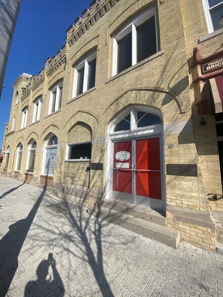 7610 W State St, Wauwatosa, WI à louer - Photo de l’immeuble – Image 3 sur 6