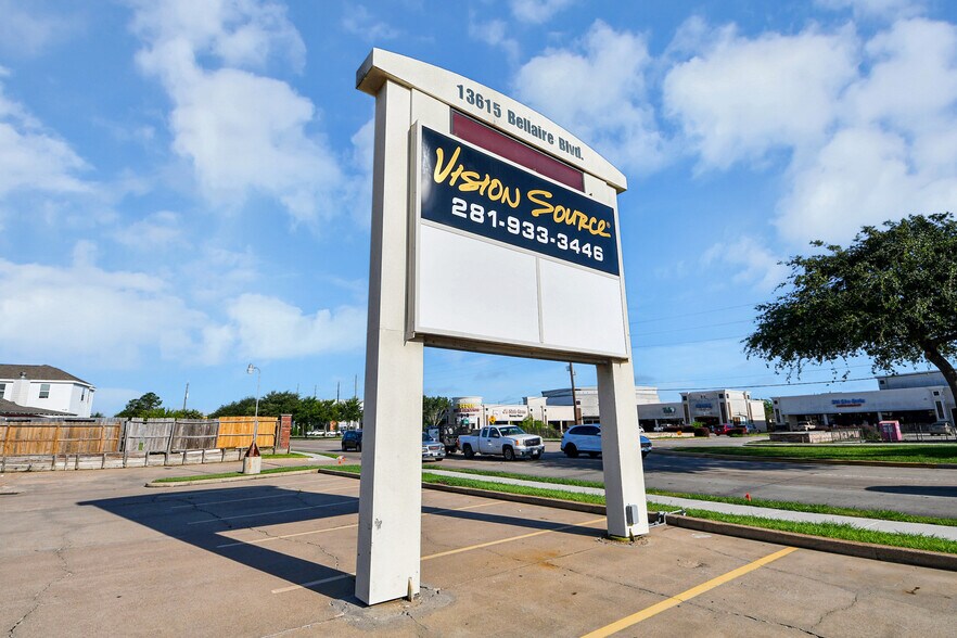 13615 Bellaire Blvd, Houston, TX à louer - Photo de l’immeuble – Image 2 sur 17