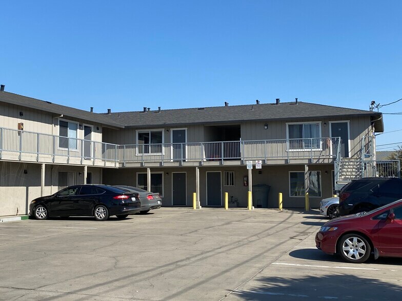 1155 E Laurel Dr, Salinas, CA à vendre - Photo de l’immeuble – Image 2 sur 11