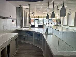 825-895 W Montauk Hwy, West Babylon, NY à louer Photo de l’immeuble– Image 2 sur 2