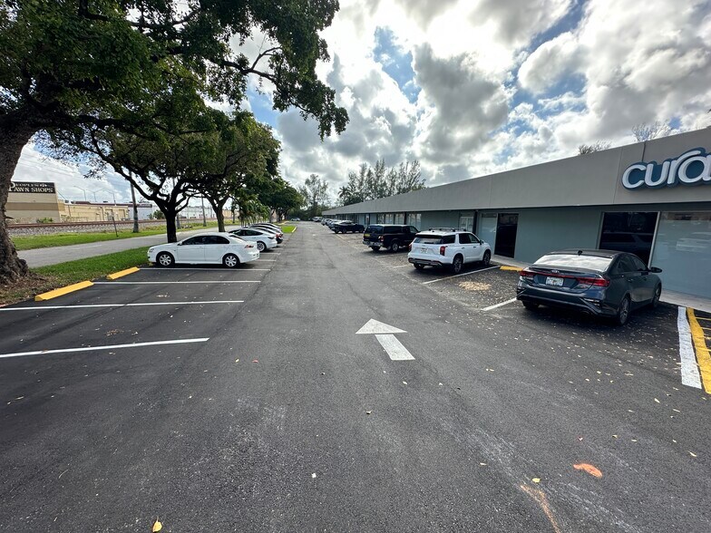 2900 W Hallandale Beach Blvd, Hallandale, FL à louer - Photo de l’immeuble – Image 2 sur 11