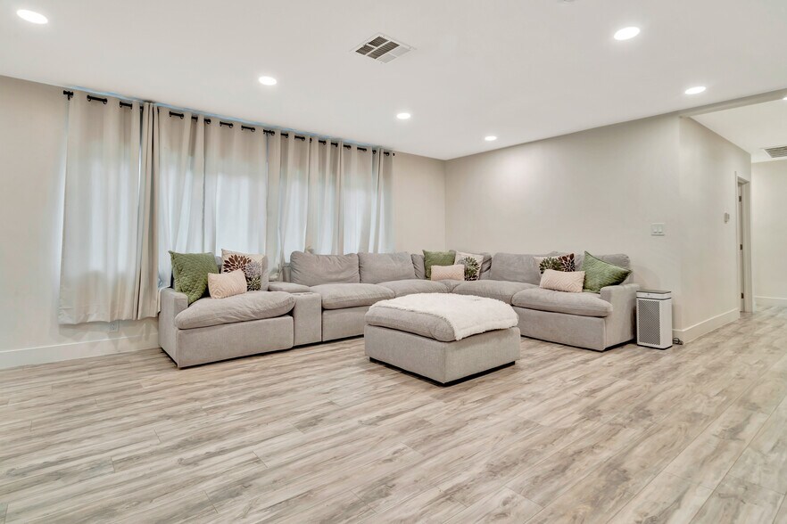 19513 Cantara St, Reseda, CA à vendre - Photo de l’immeuble – Image 3 sur 31