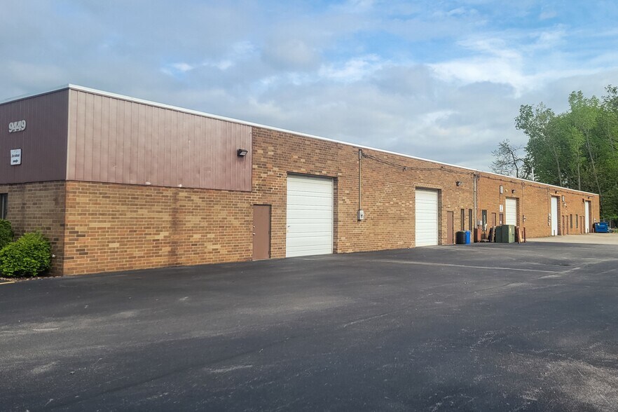 9449 Brookpark Rd, Parma, OH à louer - Photo de l’immeuble – Image 2 sur 2