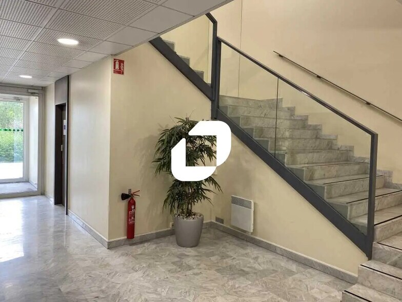5 Rue Edison, Bron à louer - Photo de l’immeuble – Image 2 sur 14