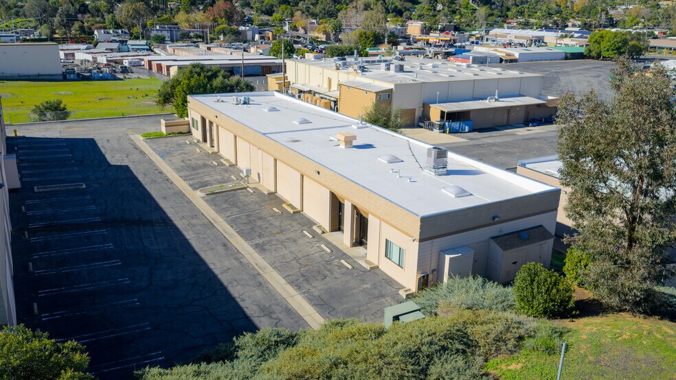 342 Industrial Way, Fallbrook, CA à vendre - Photo de l’immeuble – Image 3 sur 10