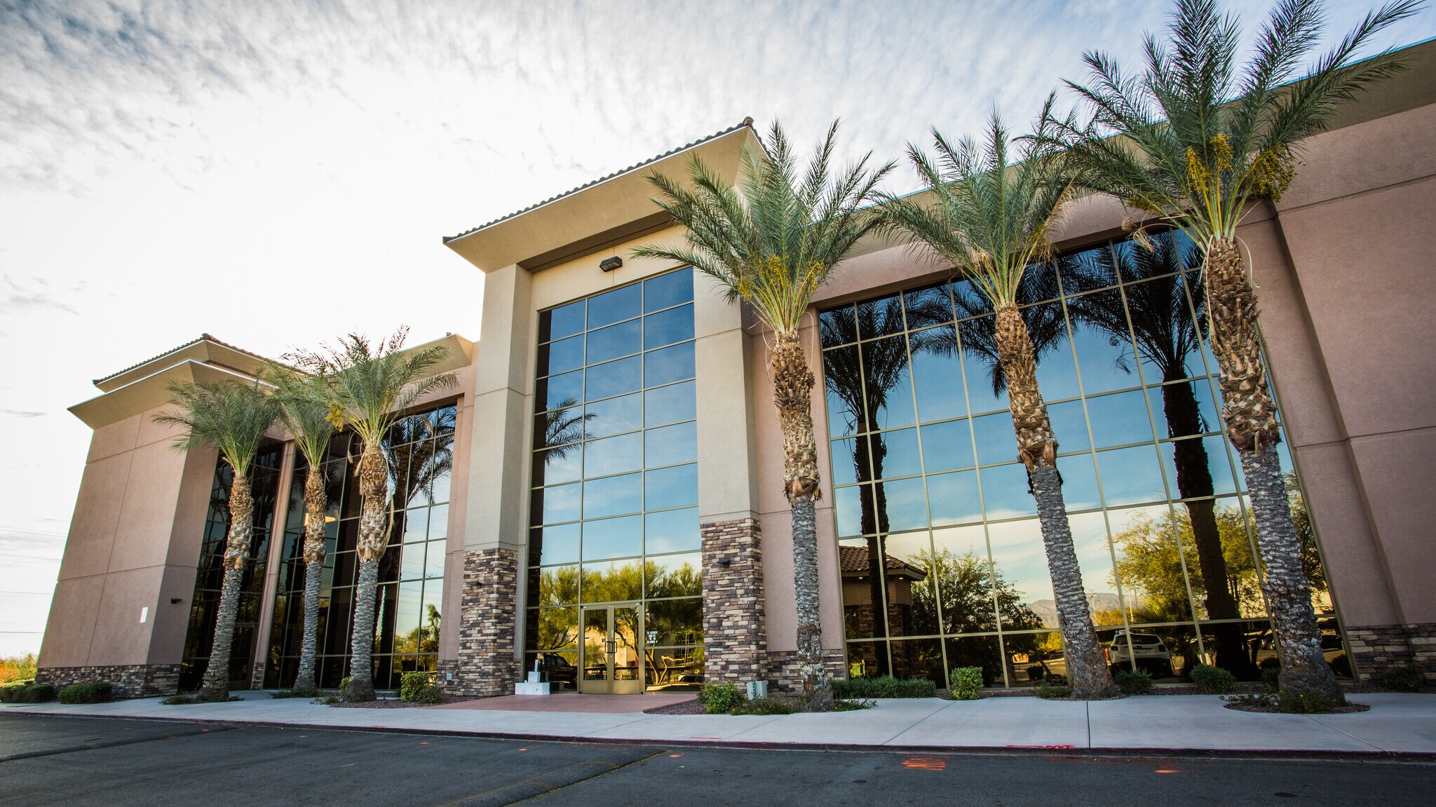 2700 Crimson Canyon Dr, Las Vegas, NV à louer Photo de l’immeuble– Image 1 sur 13