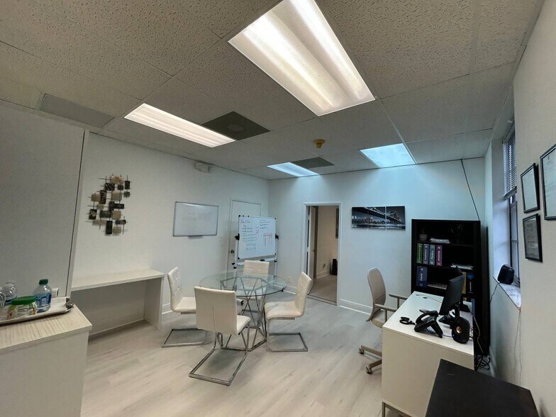 2400 N University Dr, Pembroke Pines, FL à louer - Photo de l’immeuble – Image 3 sur 8