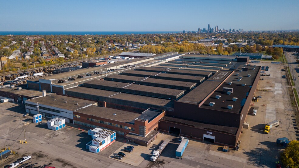 8500 Clinton Rd, Brooklyn, OH à louer - Photo de l’immeuble – Image 2 sur 6