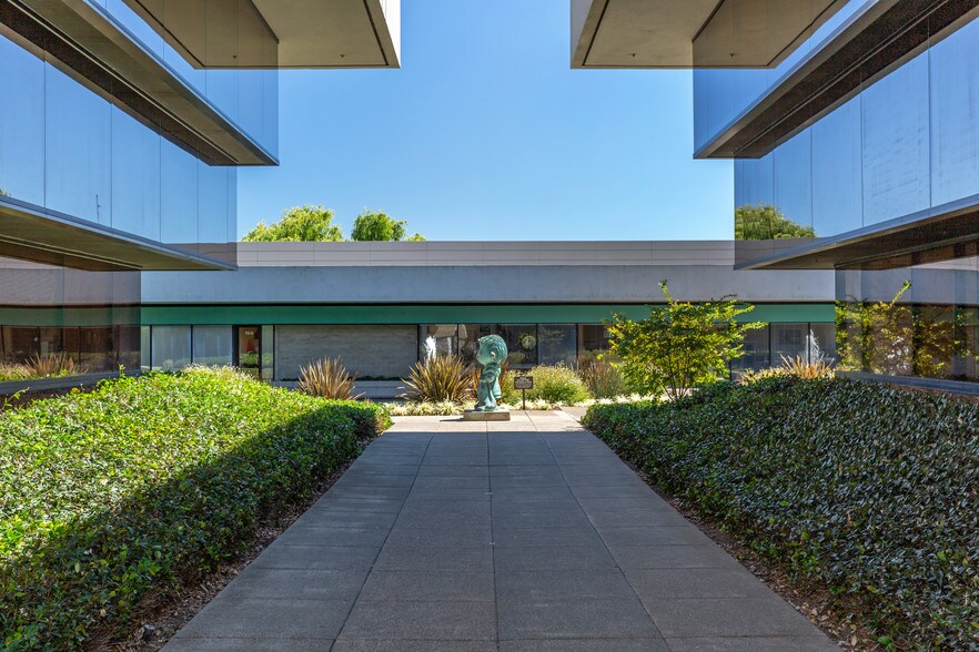 120 Stony Point Rd, Santa Rosa, CA à louer - Photo de l’immeuble – Image 2 sur 16