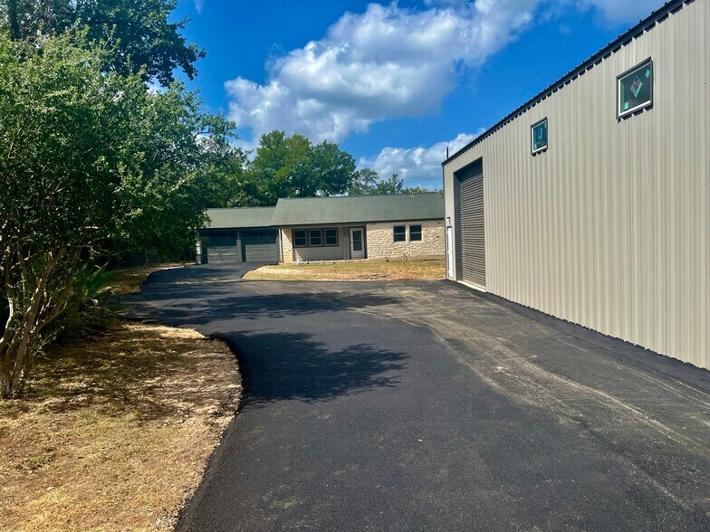 16001 Awalt Dr, Austin, TX à vendre - Photo de l’immeuble – Image 2 sur 44
