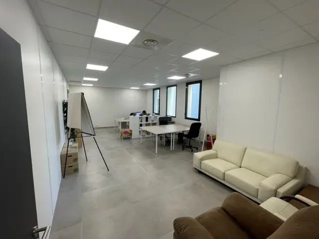 Plus de détails pour Local commercial à louer