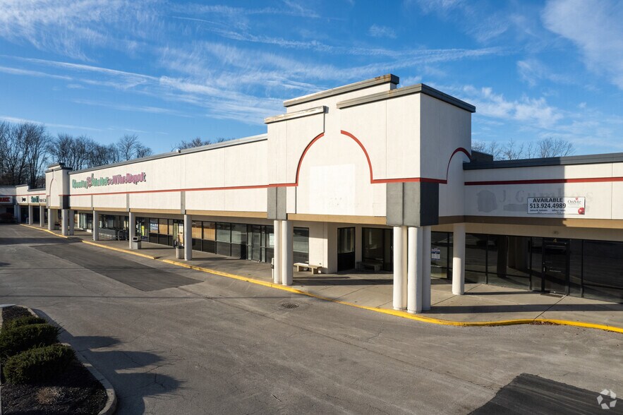 8315 Beechmont Ave, Cincinnati, OH à louer - Photo de l’immeuble – Image 2 sur 7