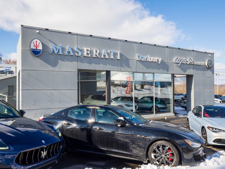 52 Newtown Rd, Danbury, CT à vendre - Photo de l’immeuble – Image 2 sur 13