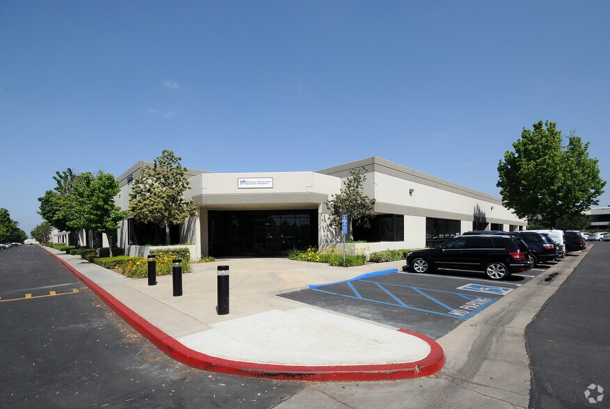 1715 E Wilshire Ave, Santa Ana, CA à louer - Photo de l’immeuble – Image 3 sur 7