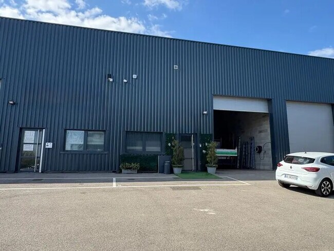 Plus de détails pour Local d’activités à vendre