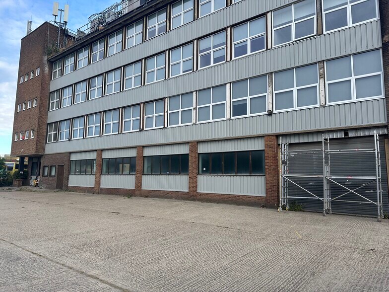 Coldharbour Ln, Rainham à louer - Photo de l’immeuble – Image 2 sur 5