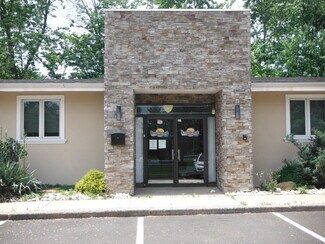 Plus de détails pour 1288 Veterans Hwy, Levittown, PA - Santé à vendre
