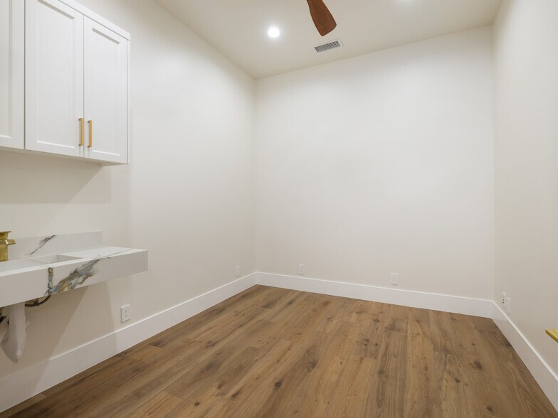 1427 W 8th St, San Pedro, CA à louer - Photo intérieure – Image 3 sur 39