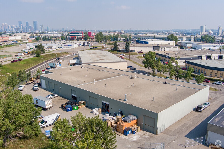 1315-1327 Hastings Cres SE, Calgary, AB à louer - Aérien – Image 3 sur 6