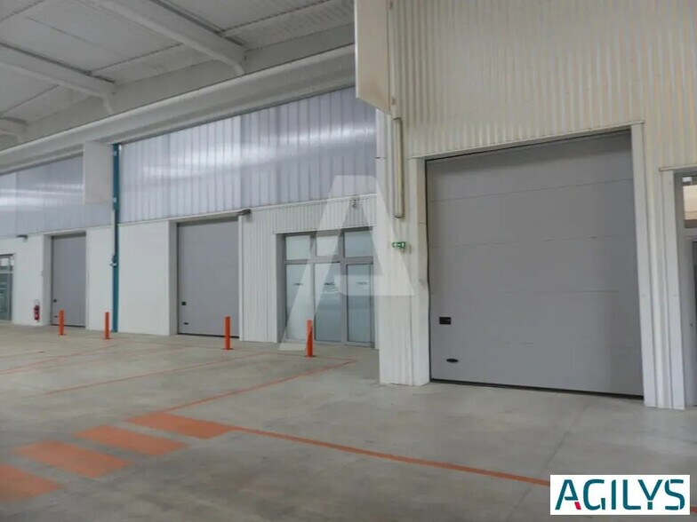 Local d’activités dans Palaiseau à louer - Photo de l’immeuble – Image 2 sur 8