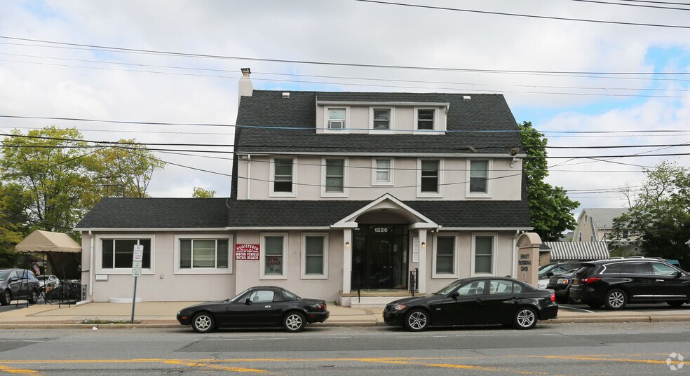 1226 W Broadway, Hewlett, NY à louer - Photo principale – Image 1 sur 13