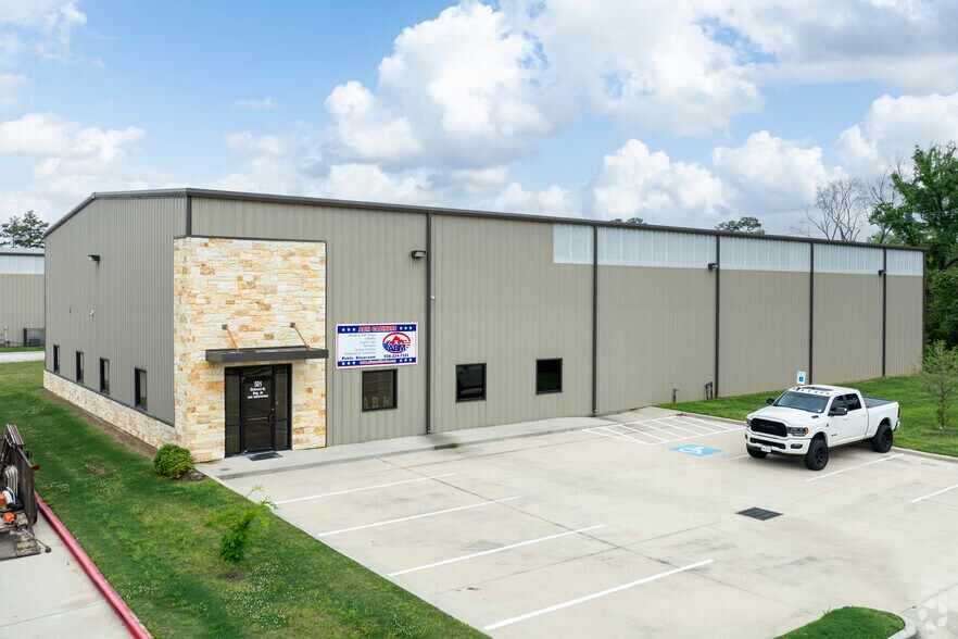 501 Hickerson St, Conroe, TX à louer - Photo principale – Image 2 sur 22