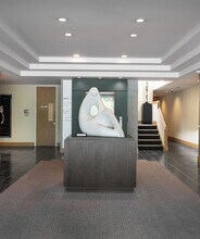 10801 Main St, Bellevue, WA à louer Hall d’entrée– Image 1 sur 4