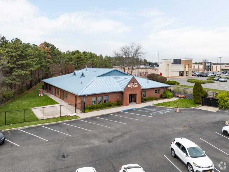 7 Crossway Blvd, Patchogue, NY à vendre - Photo principale – Image 1 sur 16