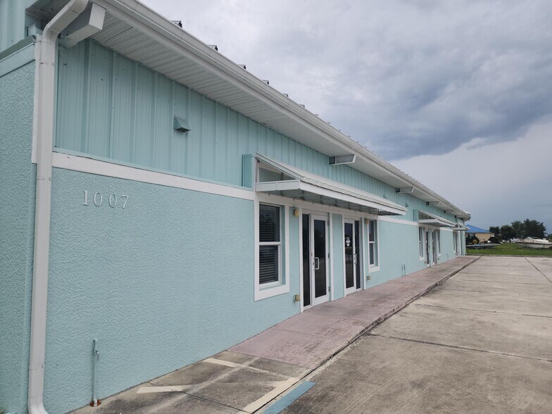 1007 NE 7th Ter, Cape Coral, FL à vendre - Photo de l’immeuble – Image 2 sur 10