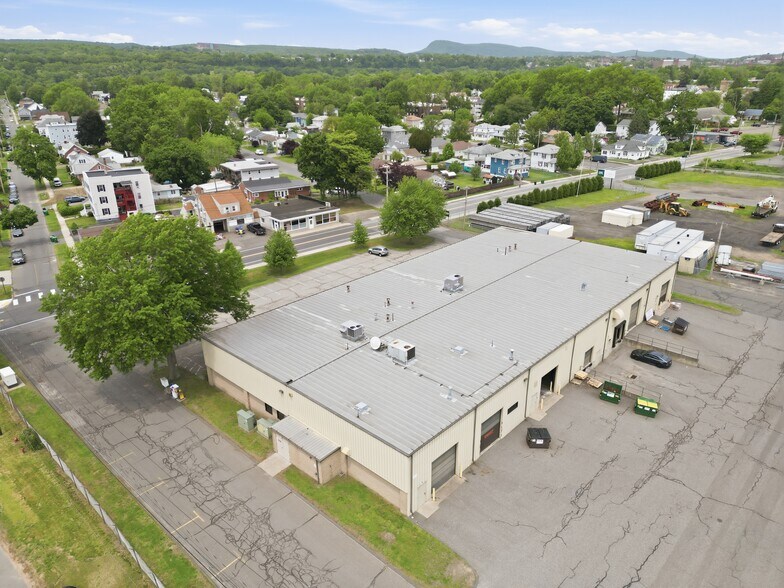 317 Meadow St, Chicopee, MA à louer - Photo de l’immeuble – Image 3 sur 8