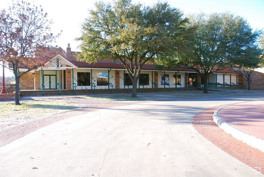 2521-2525 Rodeo Plz, Fort Worth, TX à louer - Photo de l’immeuble – Image 3 sur 4