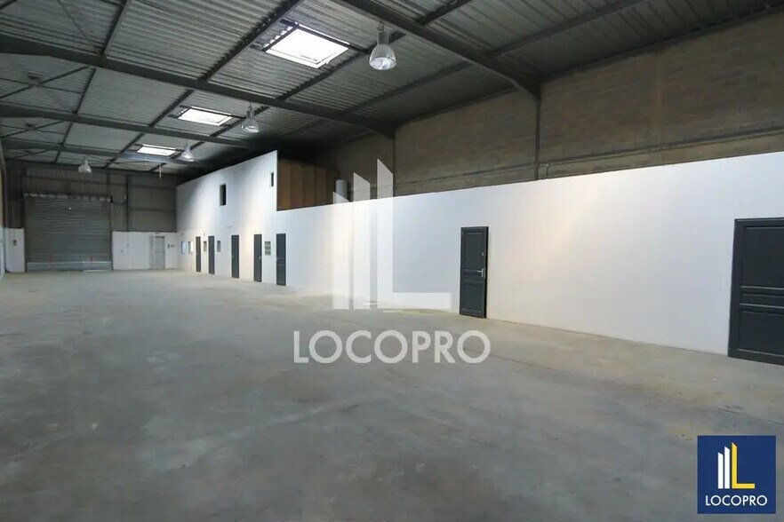 Industriel/Logistique dans Rognac à louer - Photo de l’immeuble – Image 3 sur 5