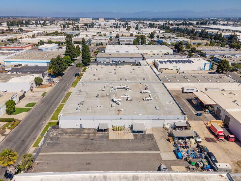 15632 Container Ln, Huntington Beach, CA à vendre - Photo de l’immeuble – Image 3 sur 3