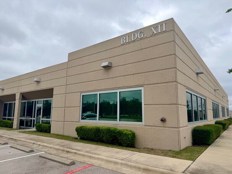 1706 E New Hope Dr, Cedar Park, TX à louer - Photo de l’immeuble – Image 2 sur 7