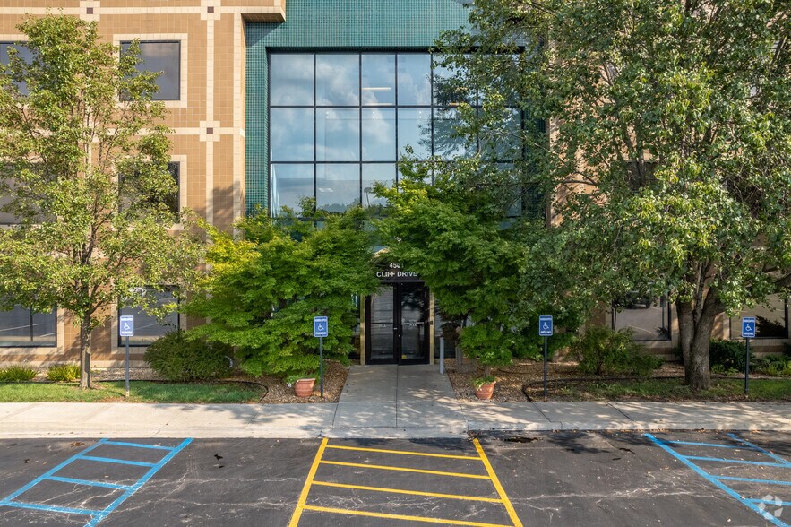4801 Cliff Ave, Independence, MO à louer - Photo de l’immeuble – Image 2 sur 4